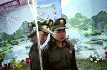 Στρατιωτίνες του αντάρτικου στρατού KIA (Kachin Independent Army) στην πόλη Myitkyina της βόρειας Myanmar