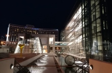 Το κανάλι που αναπαριστά συμβολικά τον ποταμό Ιλισό με το έργο του Κ. Βαρώτσου. Αριστερά το γλυπτό του Κ. Κουλεντιανού © Έλενα Ντάκουλα