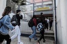 Μαθητές κατά την είσοδό τους στο σχολείο τους