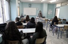 Μαθητές σε σχολική αίθουσα φορώντας προστατευτική μάσκα