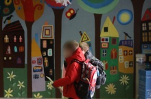 Παιδιά με τις σχολικές τους τσάντες στην πλάτη σε διάδρομο σχολείου