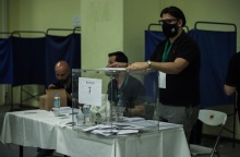 Συνέδριο ΠΑΣΟΚ-ΚΙΝΑΛ: Η εφορευτική επιτροπή πίσω από την κάλπη για την Κ.Ε.