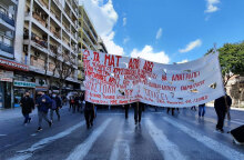 Φοιτητές στη Θεσσαλονίκη σε νέα πορεία κρατούν πανό και αντιδρούν στις αλλαγές στα Πανεπιστήμια