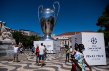 Ρέπλικα του κυπέλλου του Τσάμπιονς Λιγκ στην Λισαβόνα όπου θα διεξαχθεί ο τελικός Παρί Σεν Ζερμέν-Μπάγερν Μονάχου