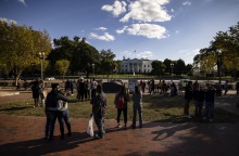 Κόσμος έξω από τον Λευκό Οίκο 