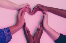 Χέρια ενωμένα σχηματίζουν καρδιά