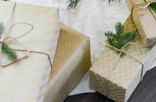 Τυλιγμένα δώρα κάτω από το χριστουγεννιάτικο δέντρο