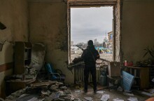 Ουκρανός στρατιώτης στα χαλάσματα του Χάρκοβο