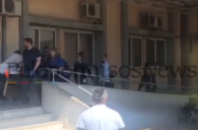 Τραγωδία στο Ξυλόκαστρο: Η στιγμή που ο μοναδικός επιζών φτάνει στο νοσοκομείο 