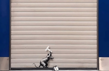 Banksy / «Keep Ou»