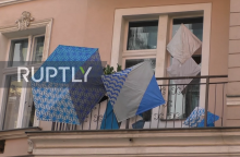 Έργα τέχνης κρεμασμένα στα μπλακόνια