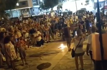 Κορωνοϊός: Στην πυρά παραδόθηκαν μάσκες προστασίας στα Χανιά, κατά τη διάρκεια διαδήλωσης ενάντια στην υποχρεωτική χρήση τους στα σχολεία