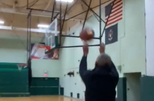 Ο πρώην πρόεδρος των ΗΠΑ Mπαράκ Ομπάμα μπήκε στο γήπεδο, πήρε τη μπάλα και έβαλε καλάθι κατά τη διάρκεια της προεκλογικής καμπάνιας του Τζο Μπάιντεν