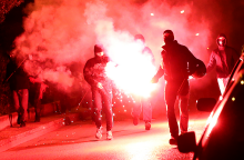 Διαδηλωτές έχουν ανάψει φωτιές και κρατούν καπνογόνα κατά την διάρκεια πορείας διαμαρτυρίας κατοίκων και συλλογικοτήτων κατά της αστυνομικής βίας, στην Νέα Σμύρνη