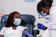 Η Σάντρα Λίντσεϊ τη στιγμή που κάνει το εμβόλιο κατά του κορωνοϊού 