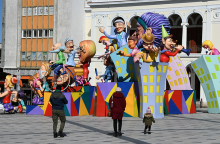 ΠΑΤΡΑ- ΑΠΟΚΡΙΑΤΙΚΗ ΑΤΜΟΣΦΑΙΡΑ ΣΤΗΝ ΠΟΛΗ ΜΕ ΦΩΤΑ ΚΑΙ ΚΑΡΝΑΒΑΛΙΚΕΣ ΚΟΥΚΛΕΣ