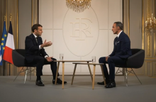 Στιγμιότυπο από τη συνέντευξη του Εμανουέλ Μακρόν στον Νίκο Αλιάγα