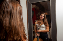 Η Ιωάννα Καζόγλου, κέρδισε την πρώτη θέση για σολίστ ηλικίας 15 -17 ετών, στον 11ο διεθνή διαγωνισμό για νέους κιθαρίστες «Andrés Segovia»