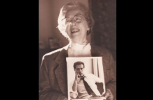 Η Μάνφορντ κρατά φωτογραφία του γιου της, Μόρτυ