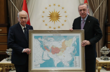 Στη φωτογραφία, που μετέδωσε η τουρκική εφημερίδα Yeni Safak, εμφανίζονται ολόκληρη η Κύπρος και η Δυτική Θράκη στα χρώματα των υπολοίπων «τουρκικών κρατών».