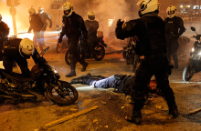 Τραυματισμένος αστυνομικός κατά τη διάρκεια συγκρούσεων με διαδηλωτές στην πορεία διαμαρτυρίας κατοίκων και συλλογικοτήτων κατά της αστυνομικής βίας, στην Νέα Σμύρνη