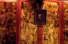 Το παραβάν με φωτογραφίες και χαρακτικά εποχής