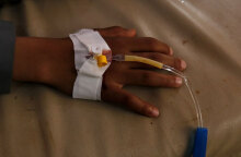 Ασθενής με χολέρα στην Αφρική δέχεται αγωγή 