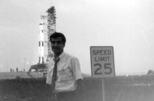 Apollo 11: Ο Διονύσης Σιμόπουλος διηγήθηκε στην ATHENS VOICE πώς έγινε η εκτόξευση