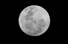 Σελήνη | Αμερικανοί επιστήμονες και η NASA επιβεβαίωσαν την ύπαρξη νερού στην επιφάνειά της