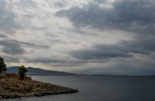 Παραμένει συννεφιασμένο το τοπίο την Τετάρτη με τοπικές βροχές - Από 3 έως 5 μποφόρ οι άνεμοι στα πελάγη