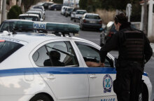 Αστυνομικός έξω από περιπολικό 