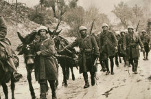Την 28η Οκτωβρίου 1940 κηρύχθηκε ο ελληνοϊταλικός πόλεμος μετά το ιστορικό «ΟΧΙ», με Έλληνες στρατιώτες να πολεμούν τους Ιταλούς εισβολείς