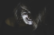 Πορτρέτο γυναίκας που πονά