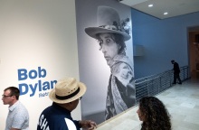 Άνθρωποι σε έκθεση για τον Bob Dylan