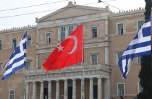 Σημαίες της Ελλάδας και της Τουρκίας έξω από τη Βουλή των Ελλήνων