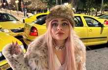 Η Αγγελική Μανουσάκη μιλάει για τις viral αστρολογικές προβλέψεις της, τα Ζώδια και τη ζωή στην Αθήνα.