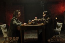 Οι Hume Assine παρουσιάζουν το νέο τραγούδι «Detox» που έγραψαν για την τοξικότητα στον πολιτικό βίο και στα social media.