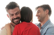 H αγάπη κάνει την οικογένεια - Μήνυμα από τη Στέγη του Ιδρύματος Ωνάση, τις Οικογένειες Ουράνιο Τόξο και την Google για το φετινό Athens Pride.