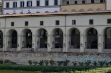 Ποδοσφαιρικό σύνθημα γραμμένο με σπρέι στις κολώνες μνημείου της Φλωρεντίας