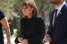 Κατερίνα Σακελλαροπούλου: Η Πρόεδρος της Δημοκρατίας παρέστη στην κηδεία της Άντζελας-Μόιρας και του Φιλίπ-Αντώνη Μανδαλιού - Έχασαν τη ζωή τους στη Λιβύη. 