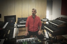 Ο Αθηναίος μουσικός Sunday παρουσιάζει σε πρώτη μετάδοση στην ιστοσελίδα της Athens Voice το νέο του videoclip “Go”. 