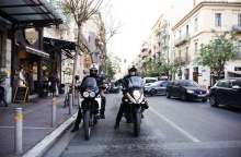 Περιπολία στελεχών της Δημοτικής Αστυνομίας σε κεντρικό δρόμο της Αθήανς για την παράνομη στάθμευση