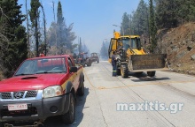 Οχήματα των αρχών που επιχειρούν για την κατάσβεση της φωτιάς στο Κιλκίς