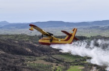 Καναντέρ επιχειρεί για την κατάσβεση φωτιάς