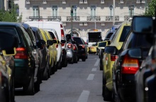 Αυτοκίνητα σχηματίζουν ουρά σε κεντρικό δρόμο της Αθήνας