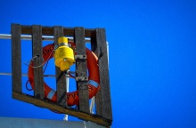 Πορτοκαλί σωσίβιο δεμένο σε κάγκελα