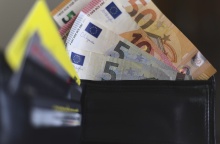 Χαρτονομίσματα του ευρώ σε πορτοφόλι