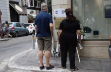 Λουλούδια και στεφάνια στην οδο Κ.Σερβίας, στην μνήμη του θύματος τρομοκρατικής επίθεσης Θάνου Αξαρλιάν, από ρουκέτα της 17 Νοέμβρη