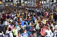 Άνθρωποι σε σιδηροδρομικό σταθμό στην Ινδία