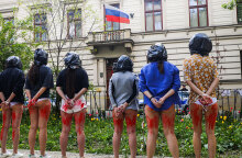 Διαμαρτυρία για τους βιασμούς Ουκρανών γυναικών από Ρώσους